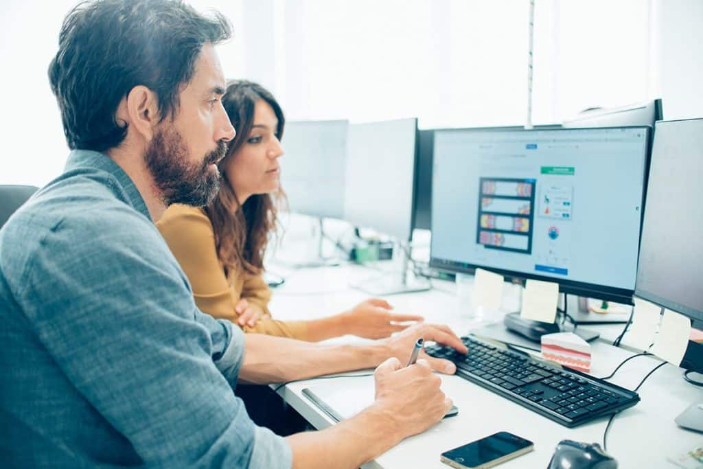 Imagen de formación online. personas trabajando con ordenadores.